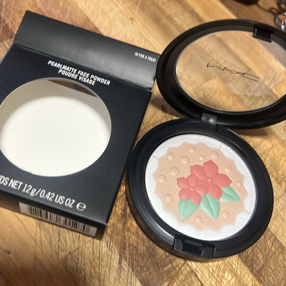 💕🌙Mac In For A Treat Pearlmatte Face Powder - Picture 6 of 9